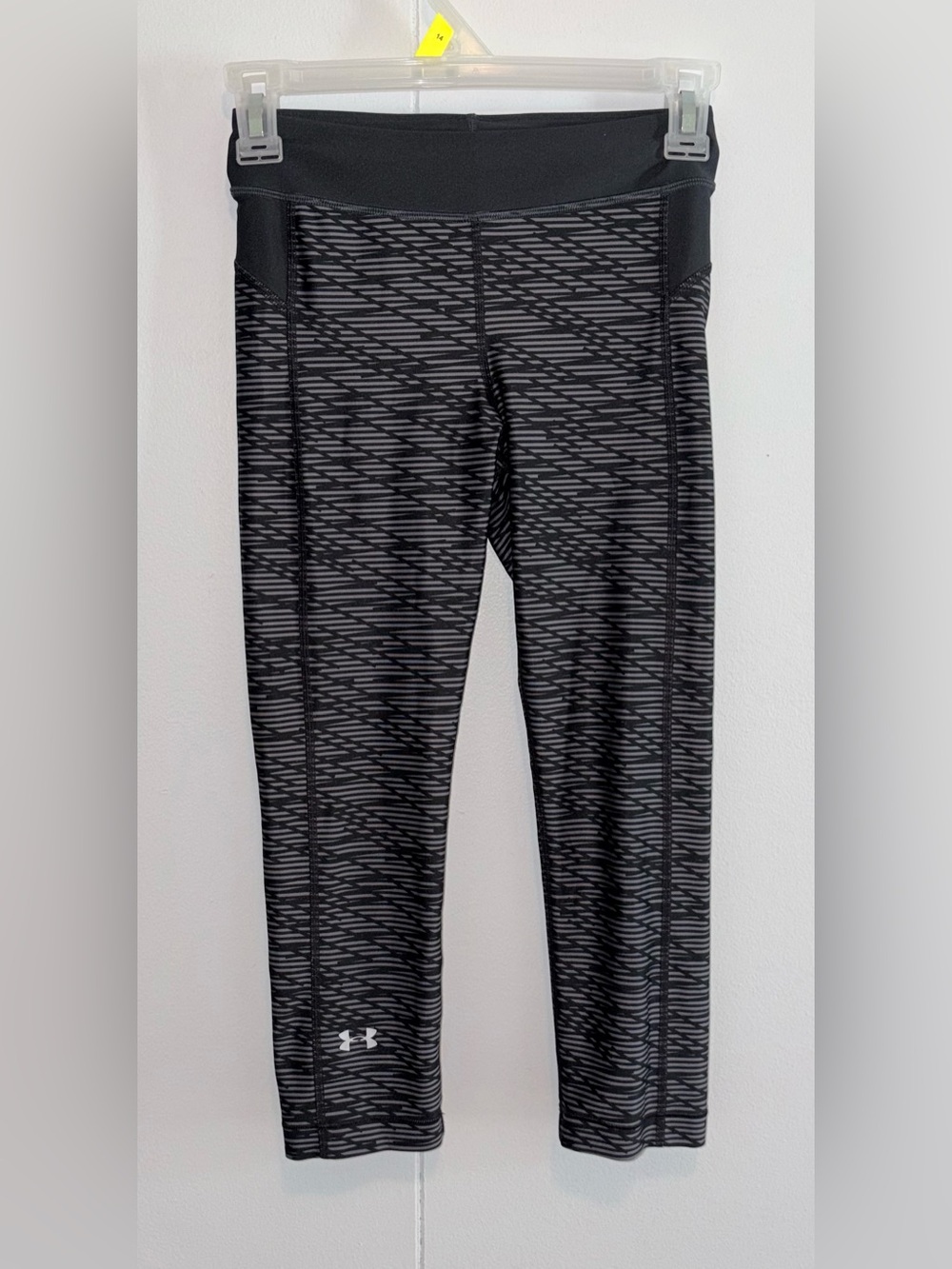 Under Armour HeatGear Compression Capri Leggings Gray Black Print XS Athletic